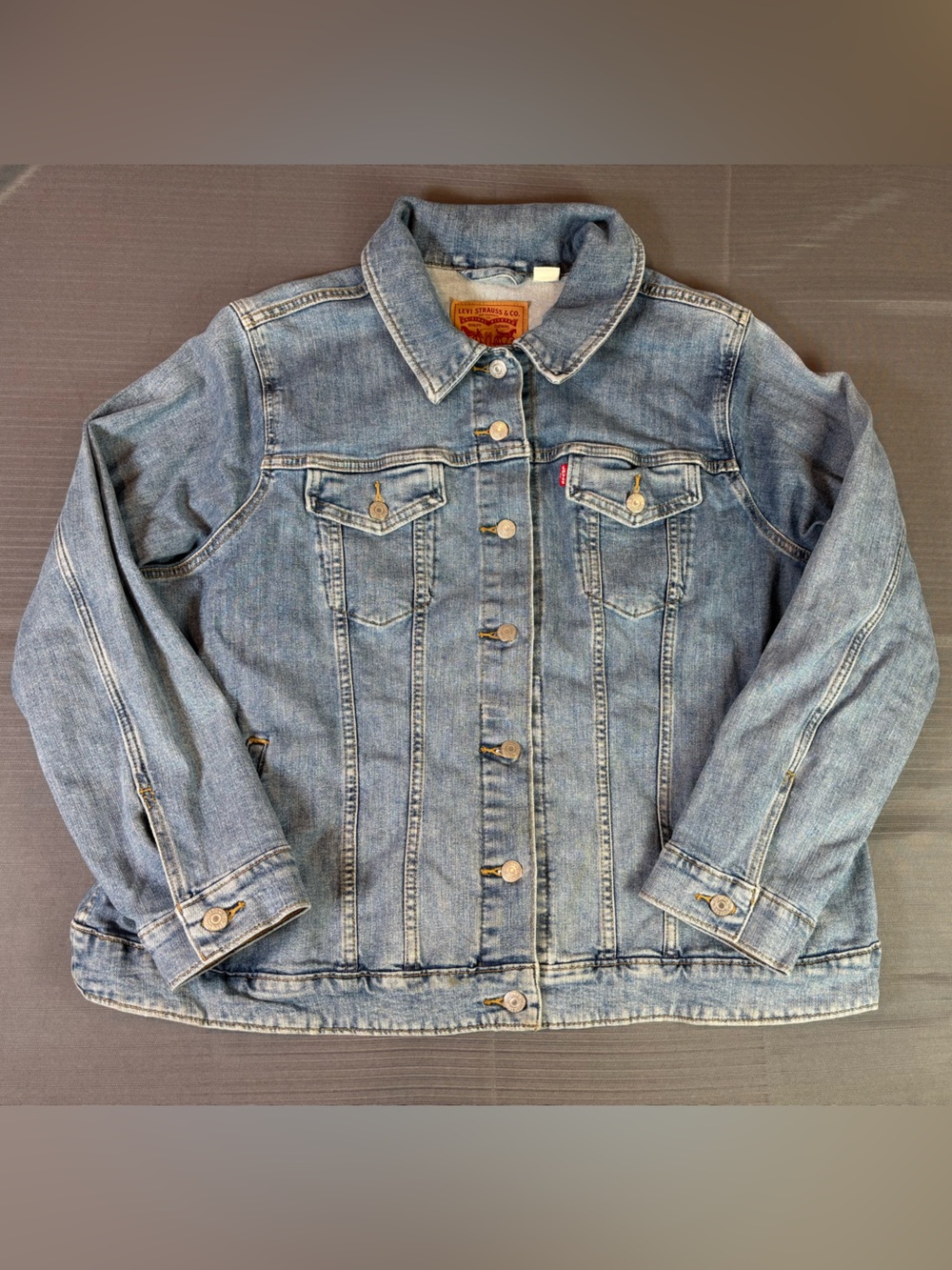 Levi’s Women’s Plus Size Trucker Denim Jacket Light Wash 3X Stretch
